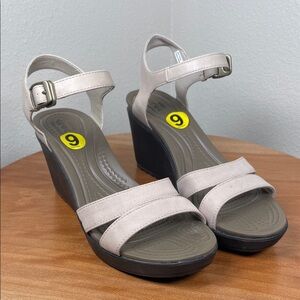 Crocs Women's Leigh II Sandals Size 9 Beige Canvas Wedge Heel Ankle Strap Beach